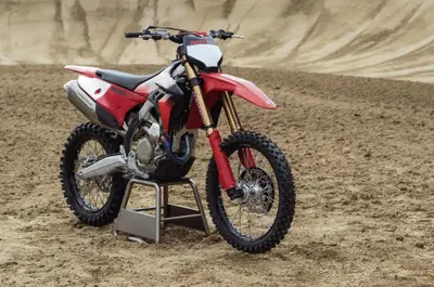 Ducati Desmo450 MX e 450 MX Factory 2027: svelato il prezzo e le caratteristiche tecniche [VIDEO E GALLERY]