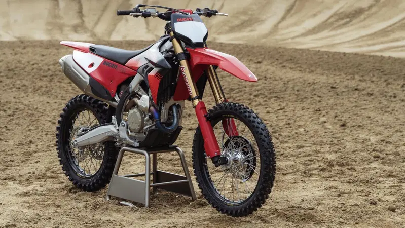 Ducati Desmo450 MX e 450 MX Factory 2027: svelato il prezzo e le caratteristiche tecniche [VIDEO E GALLERY]