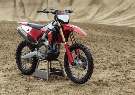Ducati Desmo450 MX e 450 MX Factory 2027: svelato il prezzo e le caratteristiche tecniche [VIDEO E GALLERY]