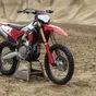 Ducati Desmo450 MX e 450 MX Factory 2027: svelato il prezzo e le caratteristiche tecniche [VIDEO E GALLERY]