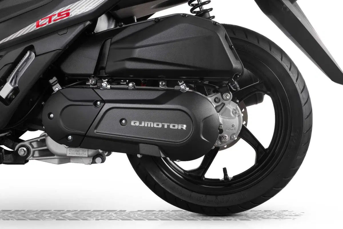 LTS 125S, il nuovo ruote alte QJ Motor che sfida il traffico (e i prezzi) in città (6)