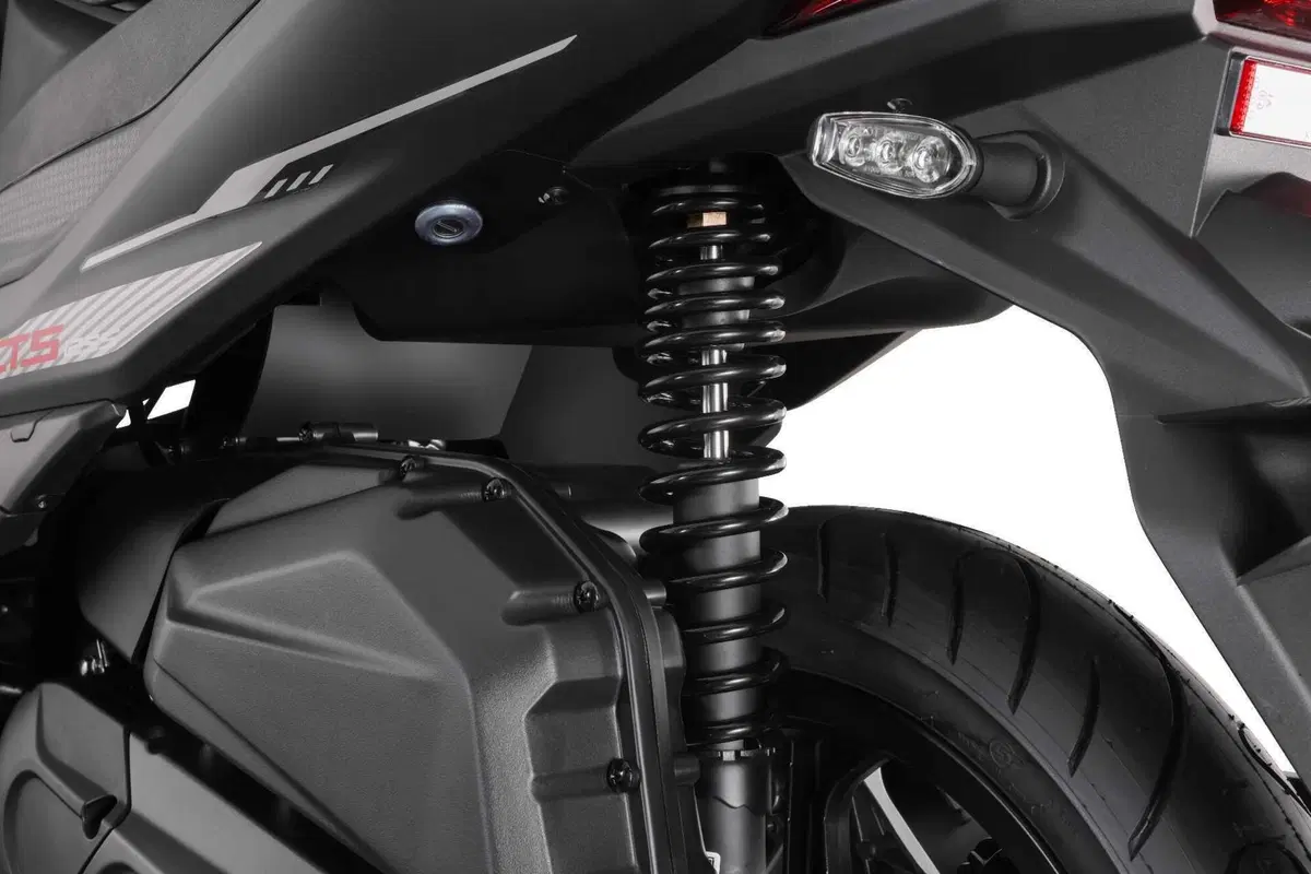 LTS 125S, il nuovo ruote alte QJ Motor che sfida il traffico (e i prezzi) in città (7)