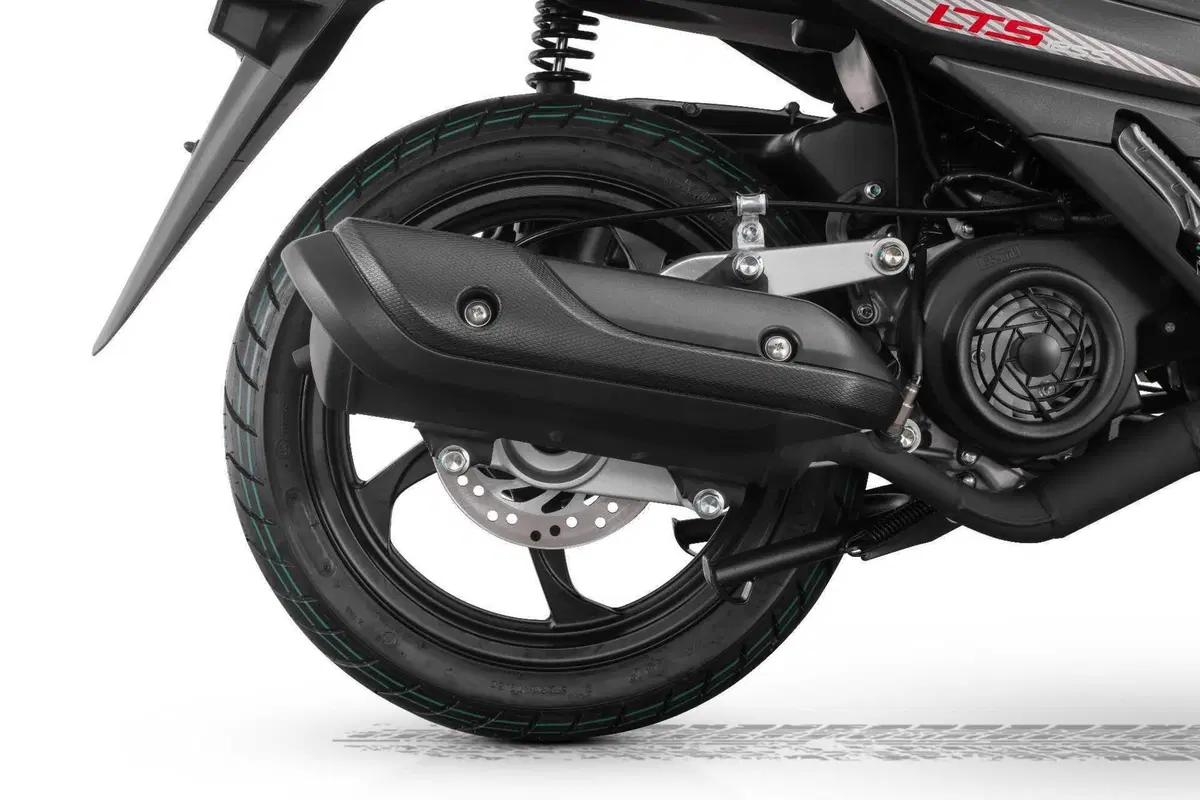 LTS 125S, il nuovo ruote alte QJ Motor che sfida il traffico (e i prezzi) in città (10)
