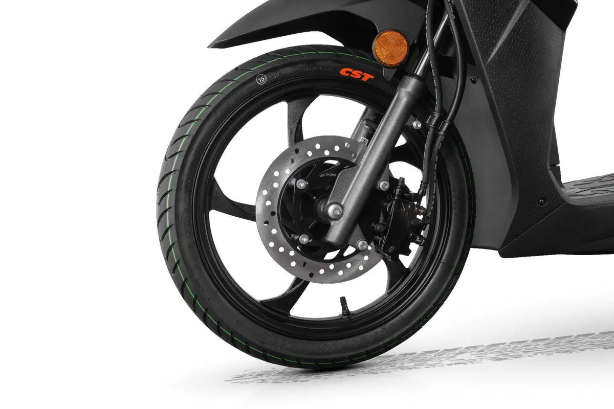 LTS 125S, il nuovo ruote alte QJ Motor che sfida il traffico (e i prezzi) in città (11)