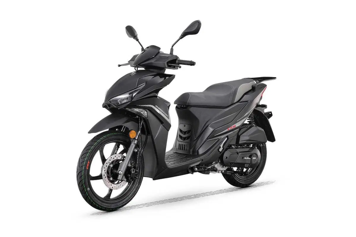 LTS 125S, il nuovo ruote alte QJ Motor che sfida il traffico (e i prezzi) in città