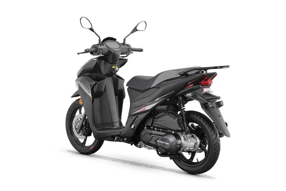 LTS 125S, il nuovo ruote alte QJ Motor che sfida il traffico (e i prezzi) in città (3)