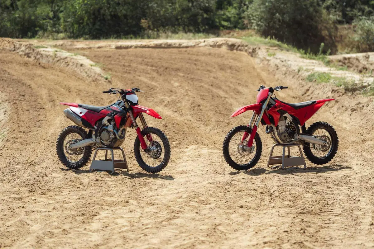 Ducati Desmo450 MX e 450 MX Factory 2027: svelato il prezzo e le caratteristiche tecniche [VIDEO E GALLERY]