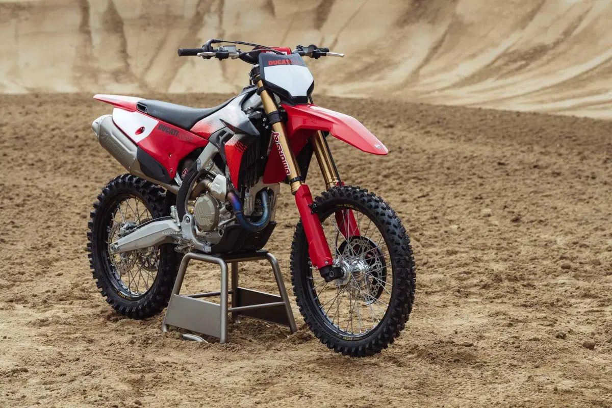 Ducati Desmo450 MX e 450 MX Factory 2027: svelato il prezzo e le caratteristiche tecniche [VIDEO E GALLERY] (2)