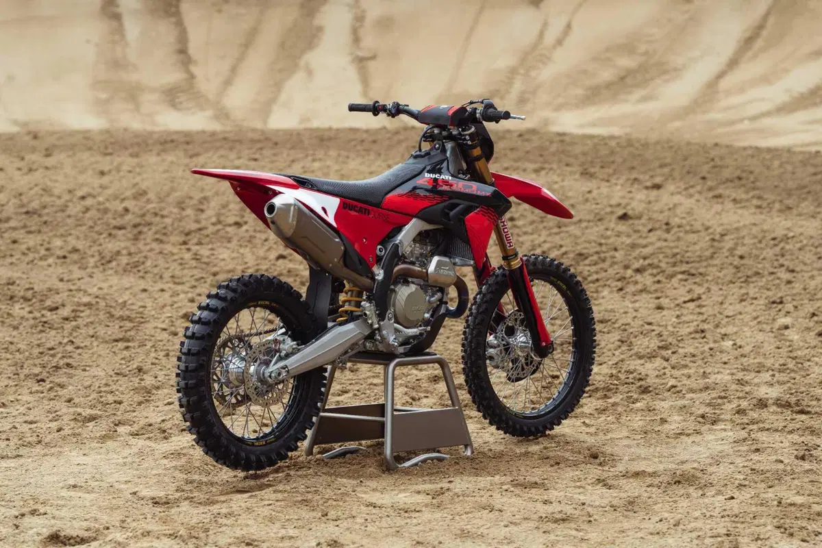 Ducati Desmo450 MX e 450 MX Factory 2027: svelato il prezzo e le caratteristiche tecniche [VIDEO E GALLERY] (3)