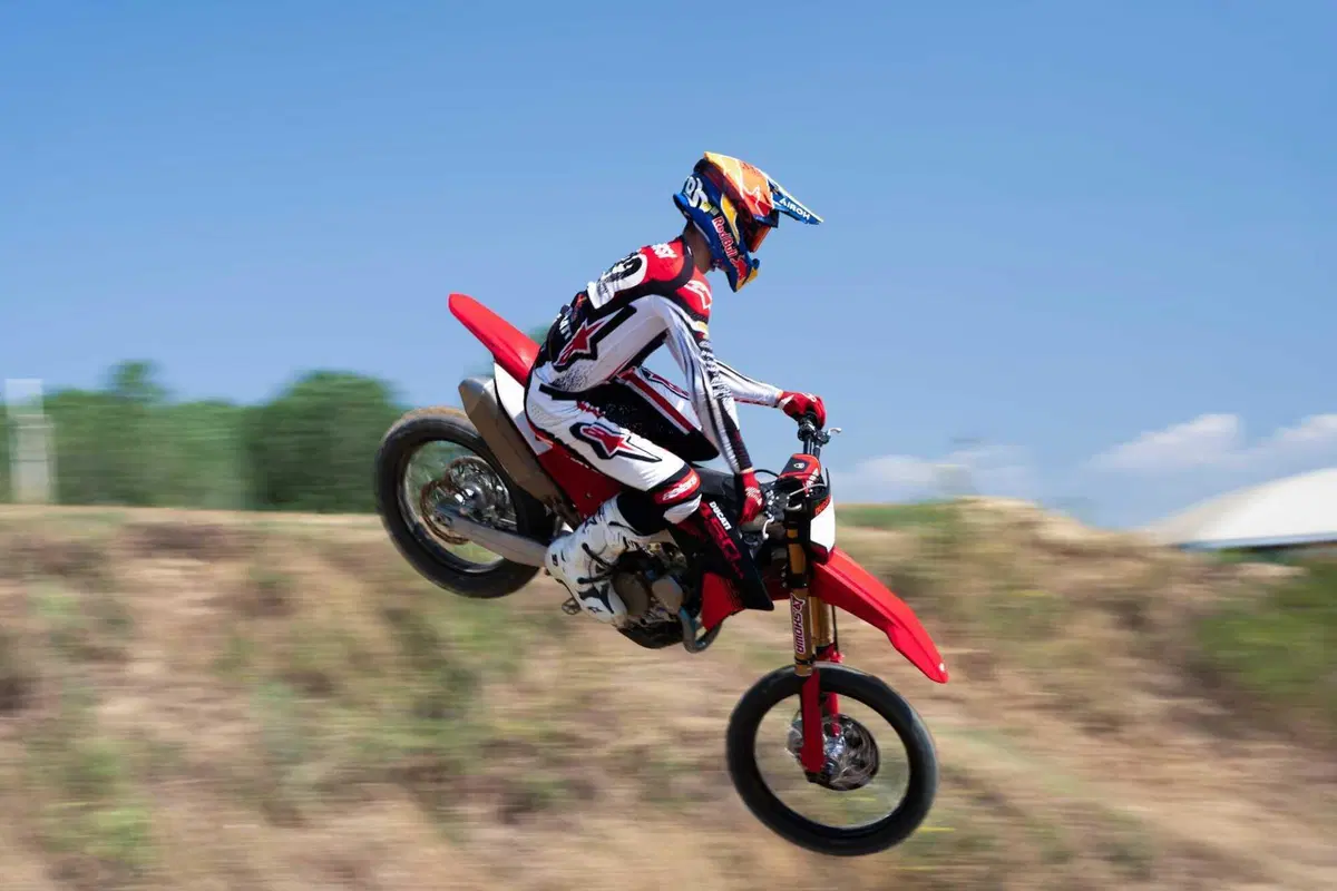 Ducati Desmo450 MX e 450 MX Factory 2027: svelato il prezzo e le caratteristiche tecniche [VIDEO E GALLERY] (4)