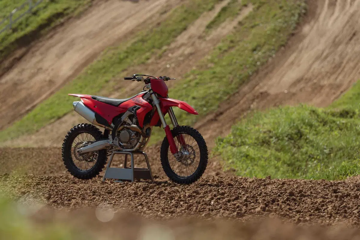 Ducati Desmo450 MX e 450 MX Factory 2027: svelato il prezzo e le caratteristiche tecniche [VIDEO E GALLERY] (5)