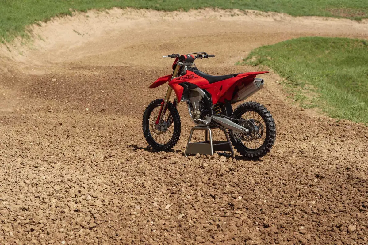 Ducati Desmo450 MX e 450 MX Factory 2027: svelato il prezzo e le caratteristiche tecniche [VIDEO E GALLERY] (6)