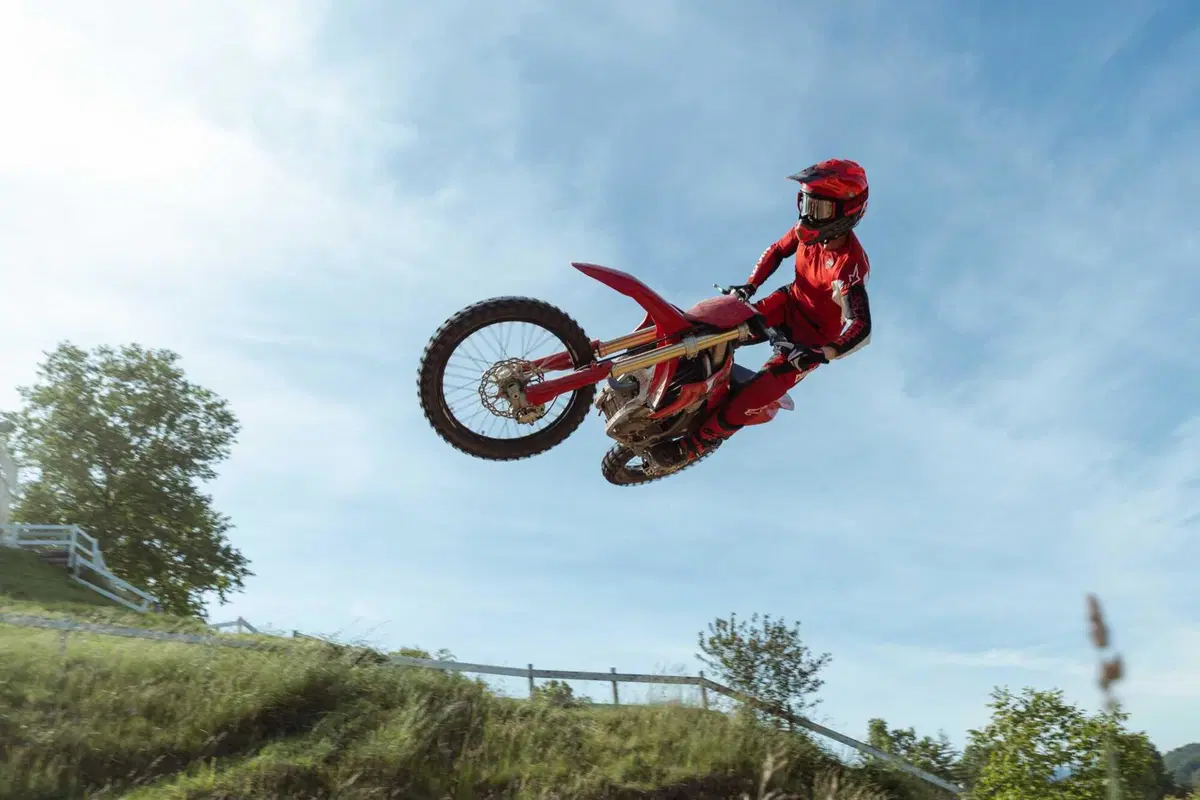 Ducati Desmo450 MX e 450 MX Factory 2027: svelato il prezzo e le caratteristiche tecniche [VIDEO E GALLERY] (7)