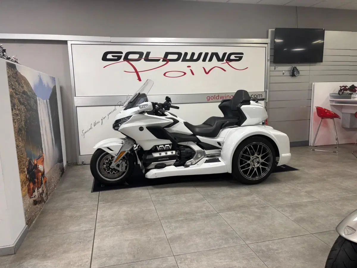 Honda GL 1800 Gold Wing Tour 50° Anniversario (2025 - 26) (2)