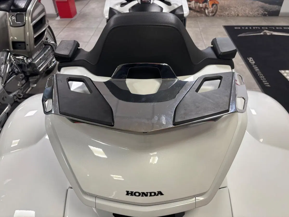 Honda GL 1800 Gold Wing Tour 50° Anniversario (2025 - 26) (8)