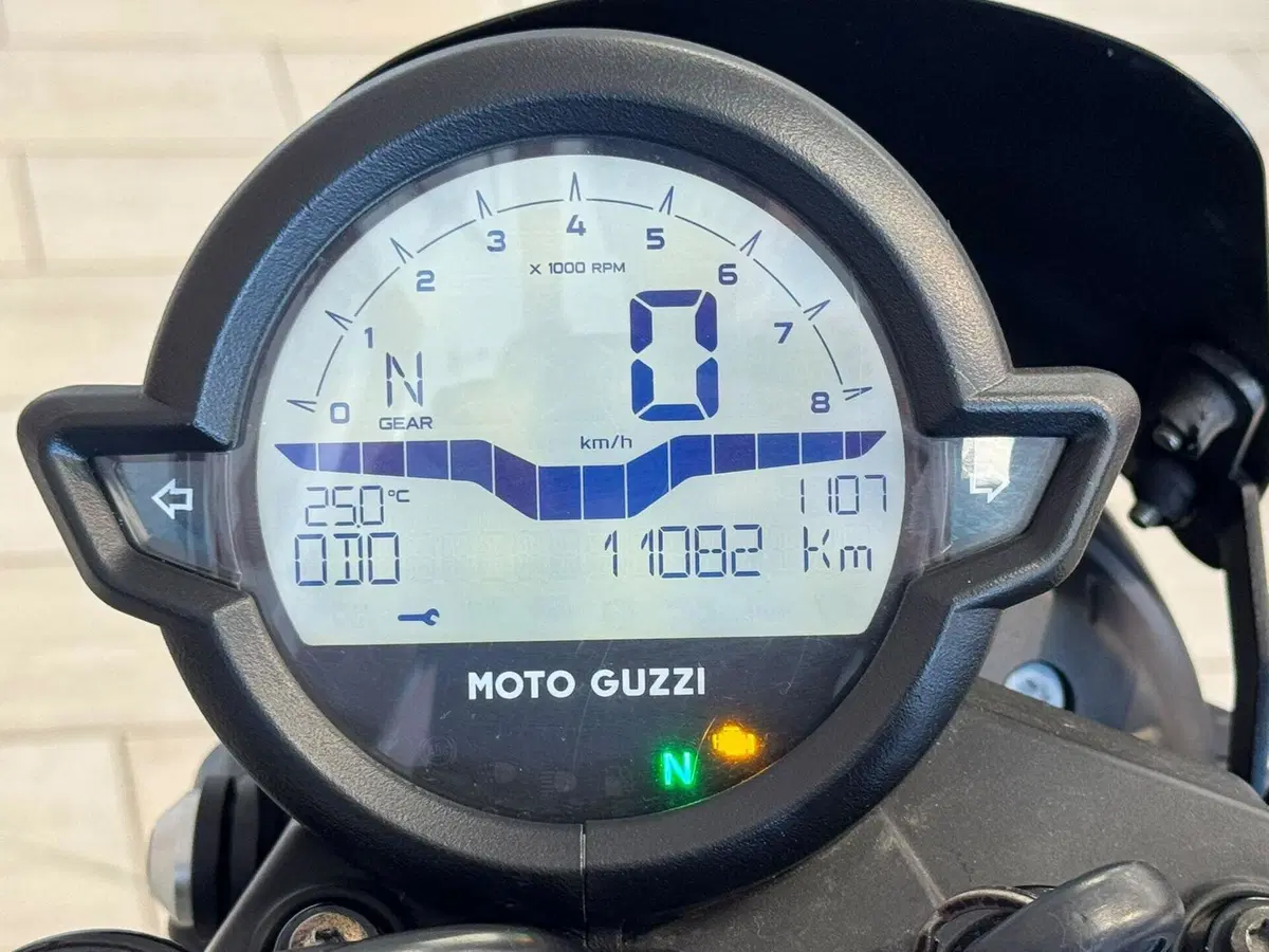 Moto Guzzi V7 Stone (2021 - 24) (5)