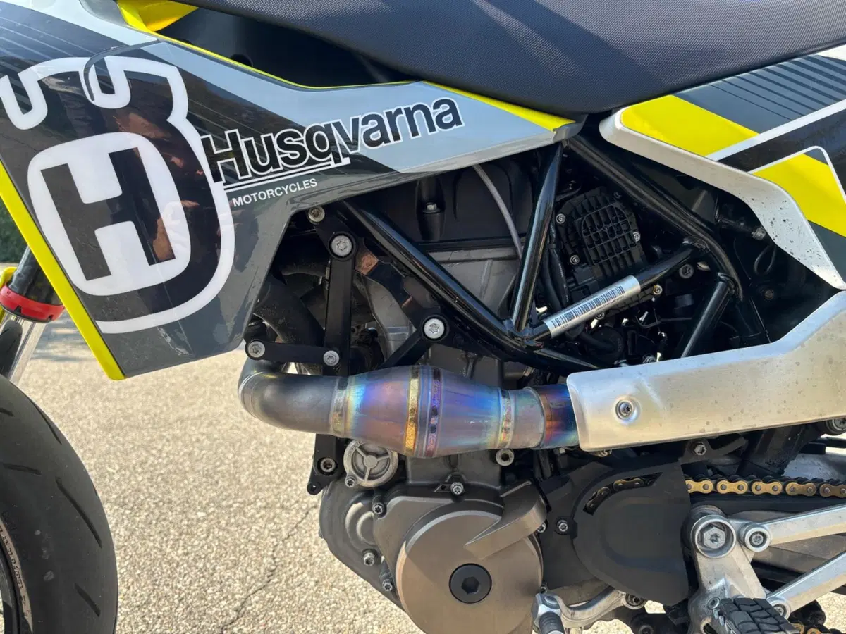 Husqvarna 701 Supermoto (2020) (4)