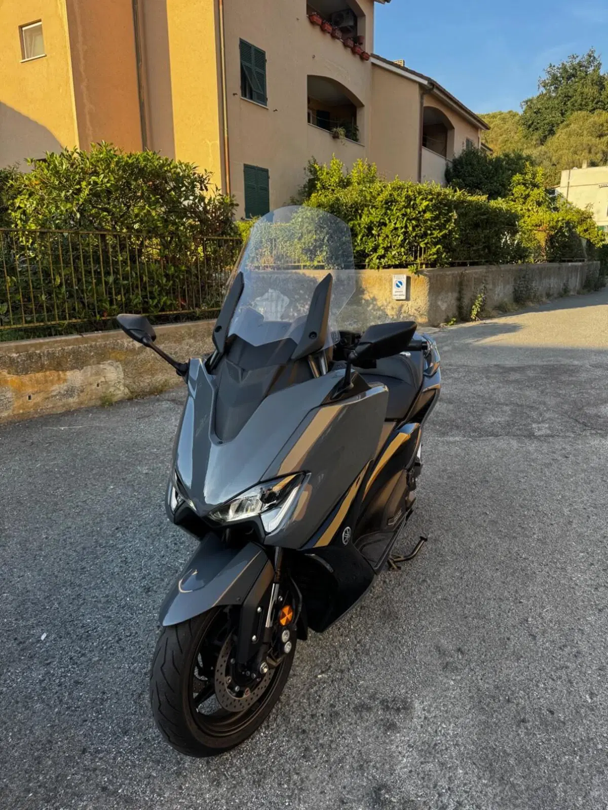 Yamaha T-Max 560 Tech Max (2021) (2)