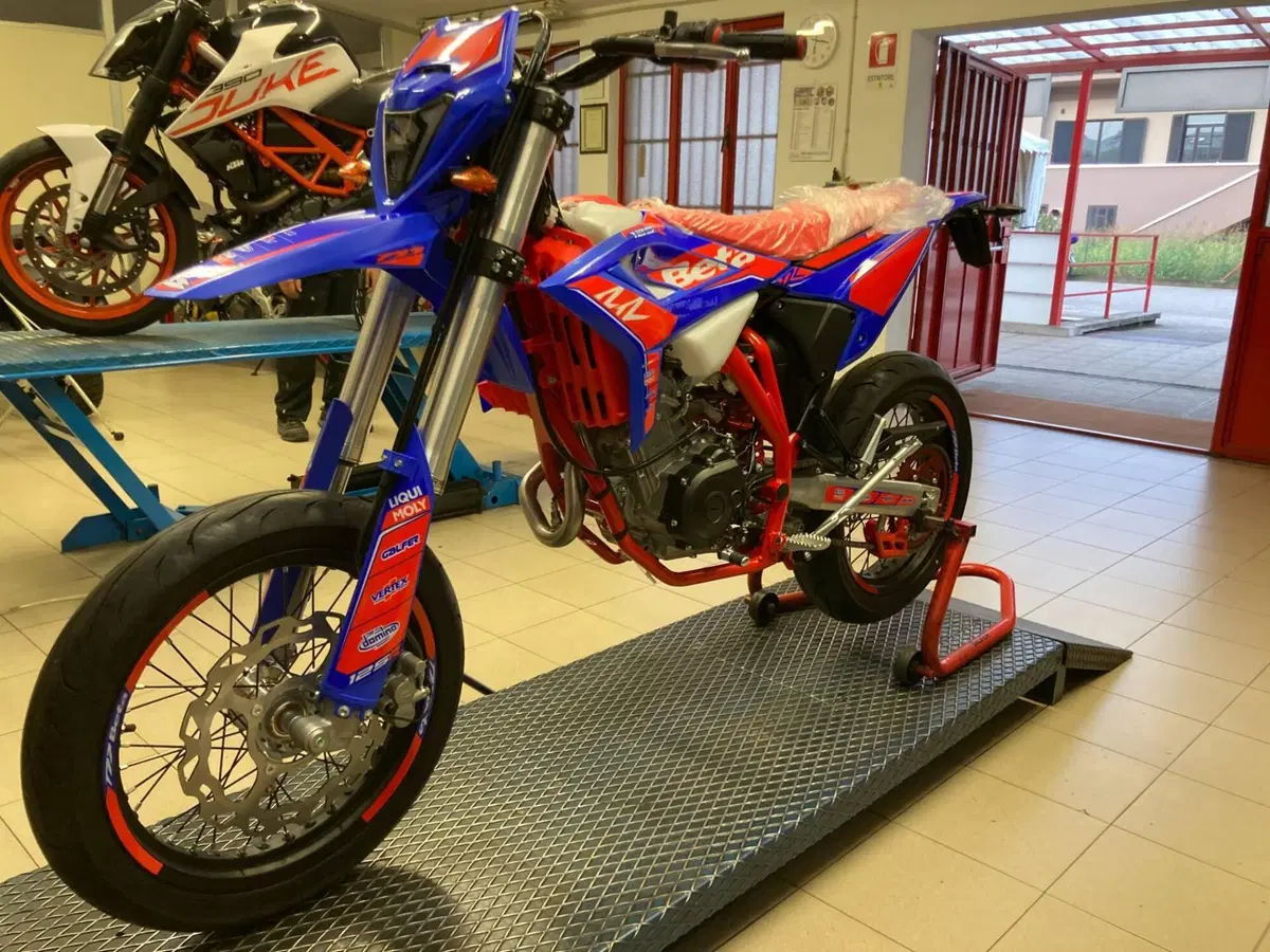 Betamotor RR 125 4T Motard R (2025 - 26) (4)