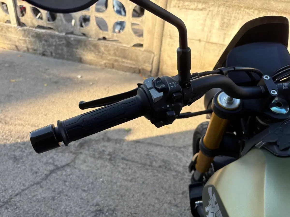 Moto Morini SEIEMMEZZO SCR (2022 - 26) (14)
