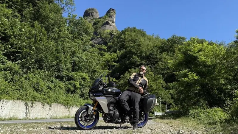 Sulle strette del Borbera con la Yamaha Tracer 9 GT+, la crossover imbattibile [VIDEO]