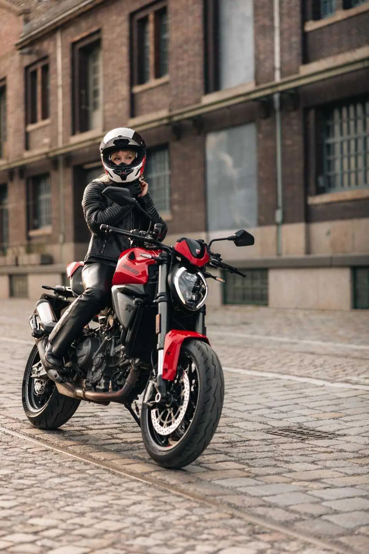 Nolan presenta X-804 ST: il DNA della pista incontra l'eleganza su strada (9)