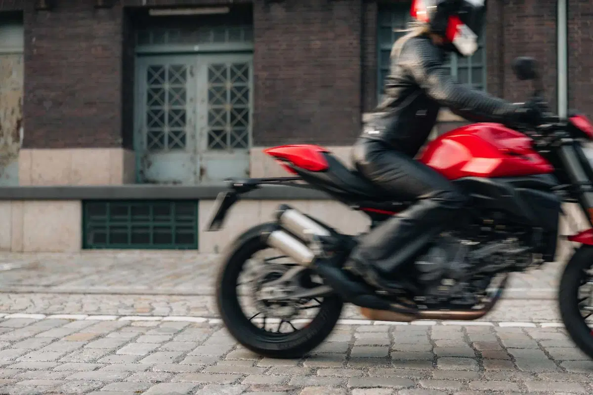 Nolan presenta X-804 ST: il DNA della pista incontra l'eleganza su strada (21)