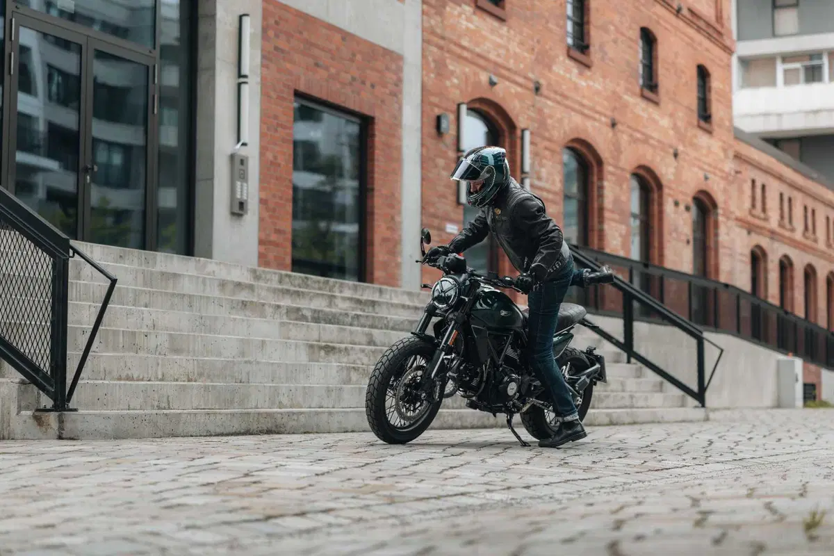 Nolan presenta X-804 ST: il DNA della pista incontra l'eleganza su strada (29)