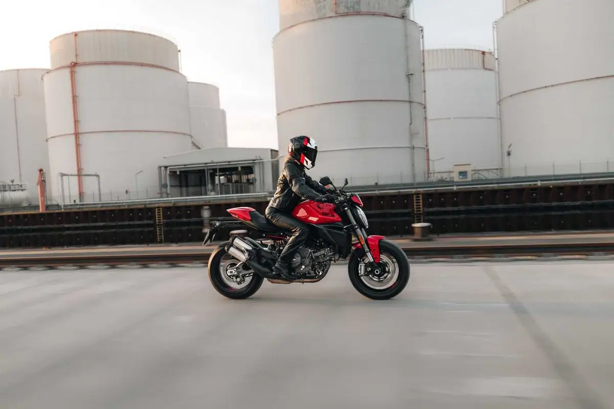 Nolan presenta X-804 ST: il DNA della pista incontra l'eleganza su strada (35)
