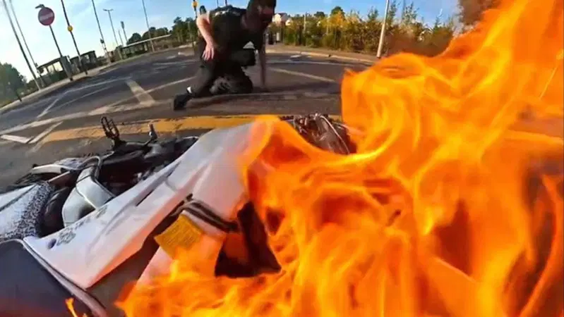 'Un secondo può cambiare tutto', drammatico incidente in moto ripreso a 360 gradi