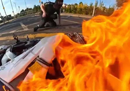 Un secondo può cambiare tutto, drammatico incidente in moto ripreso a 360 gradi