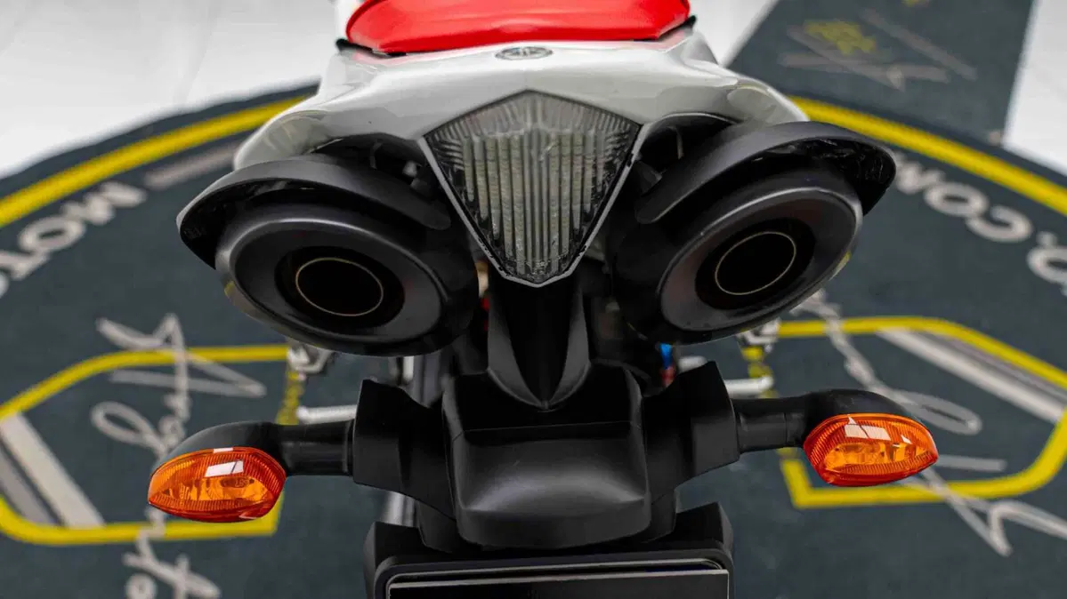 Yamaha YZF R1 (2007 - 08) (8)