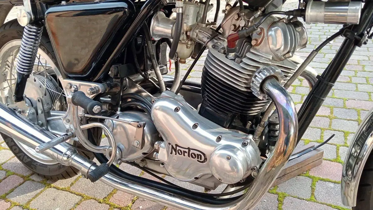 Norton 850 COMMANDO (10)