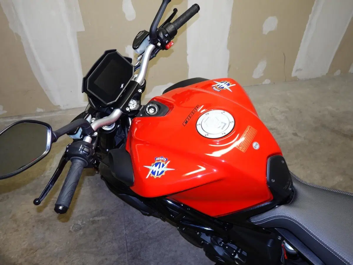 MV Agusta Brutale 800 Rosso (2021 - 23) (9)