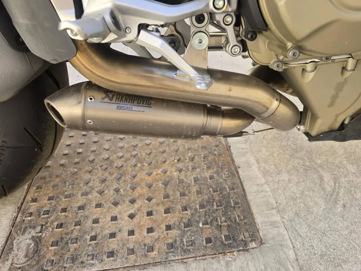 Ducati Streetfighter V4 S (2025 - 26) (4)