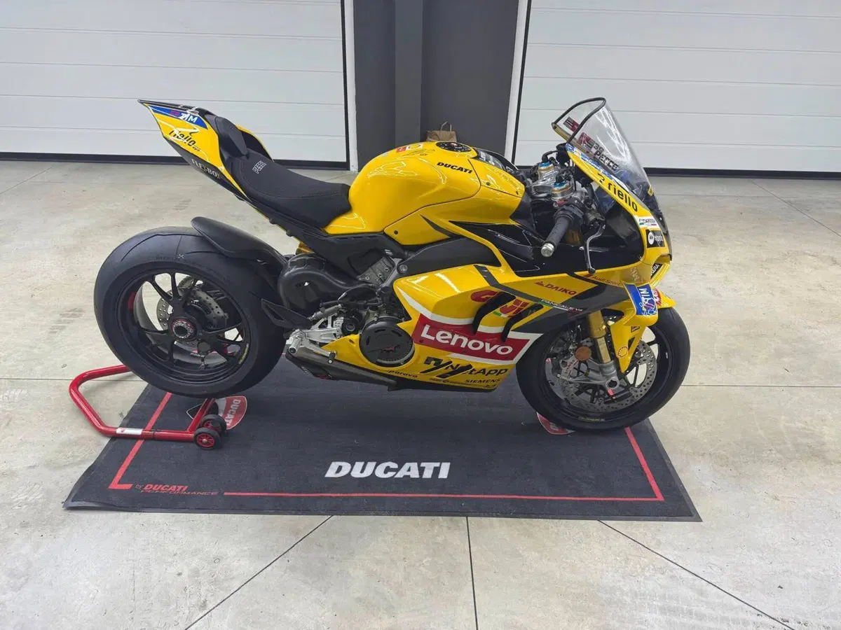 Ducati Panigale V4 Bagnaia 2023 World Champion Replica (2024)