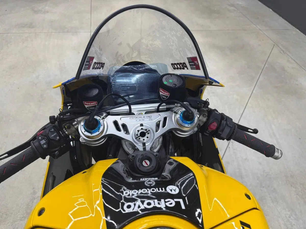 Ducati Panigale V4 Bagnaia 2023 World Champion Replica (2024) (4)