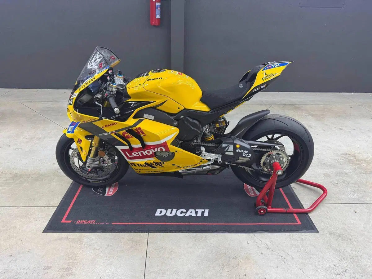 Ducati Panigale V4 Bagnaia 2023 World Champion Replica (2024) (6)