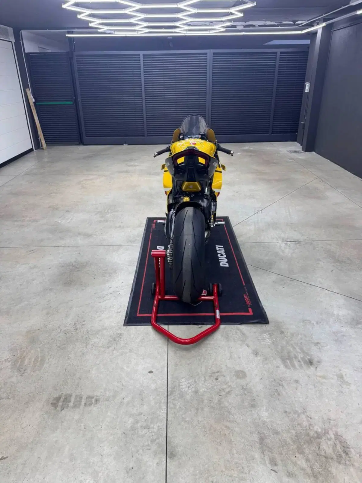 Ducati Panigale V4 Bagnaia 2023 World Champion Replica (2024) (7)