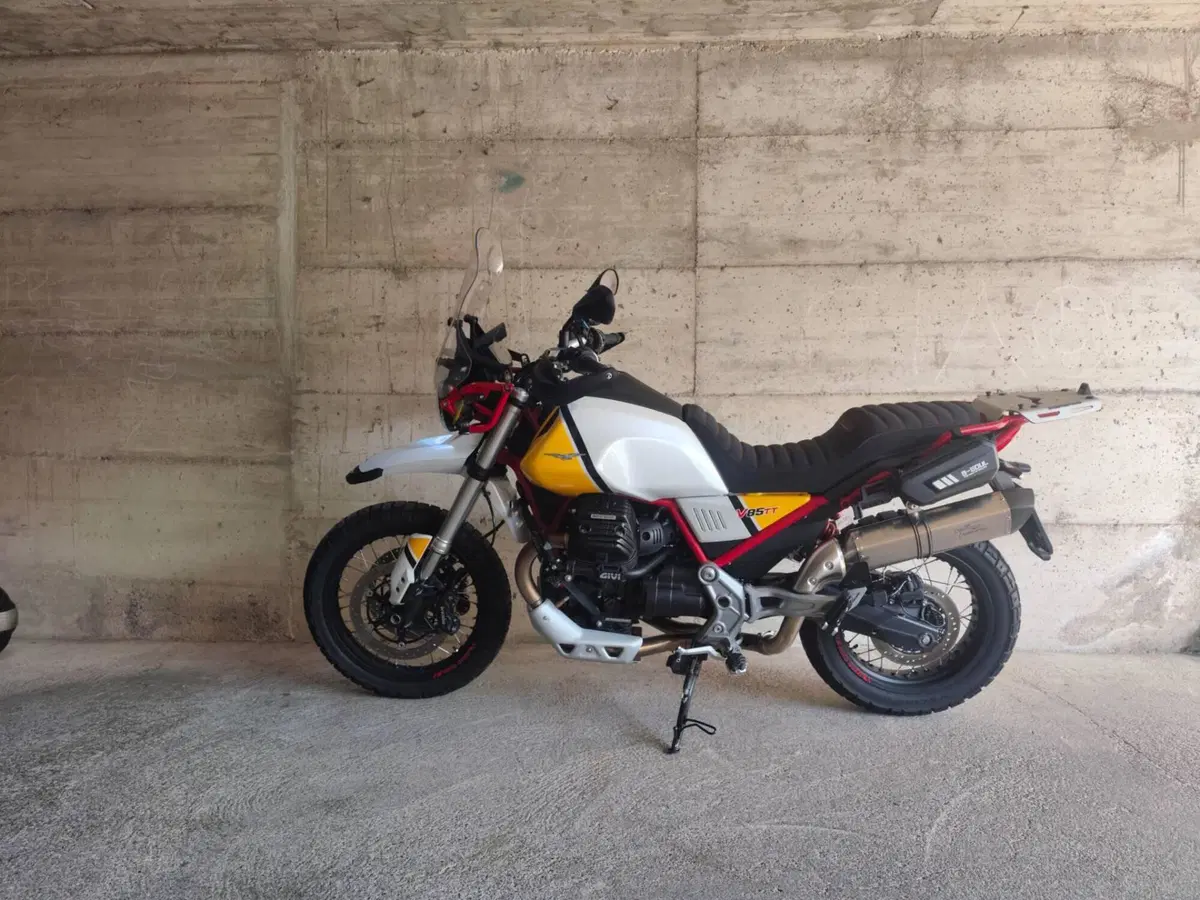 Moto Guzzi V85 TT Evocative Graphics (2019 - 20) (2)