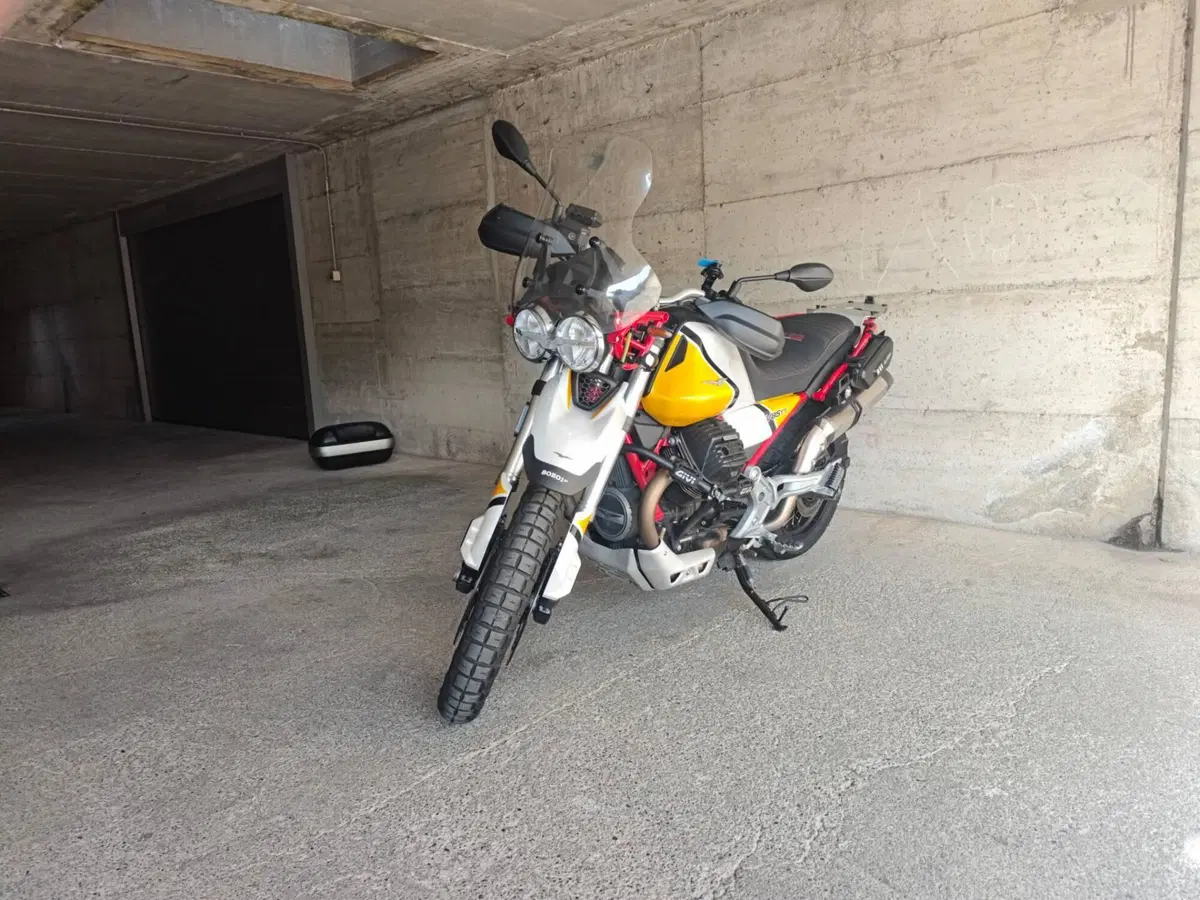 Moto Guzzi V85 TT Evocative Graphics (2019 - 20) (3)