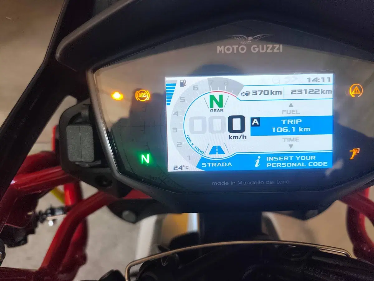 Moto Guzzi V85 TT Evocative Graphics (2019 - 20) (4)