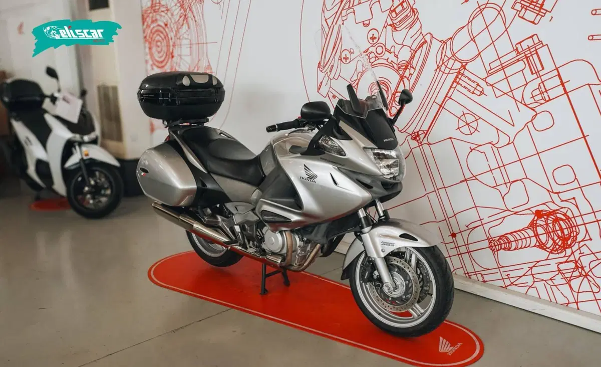 Honda Deauville 700 ABS (2)