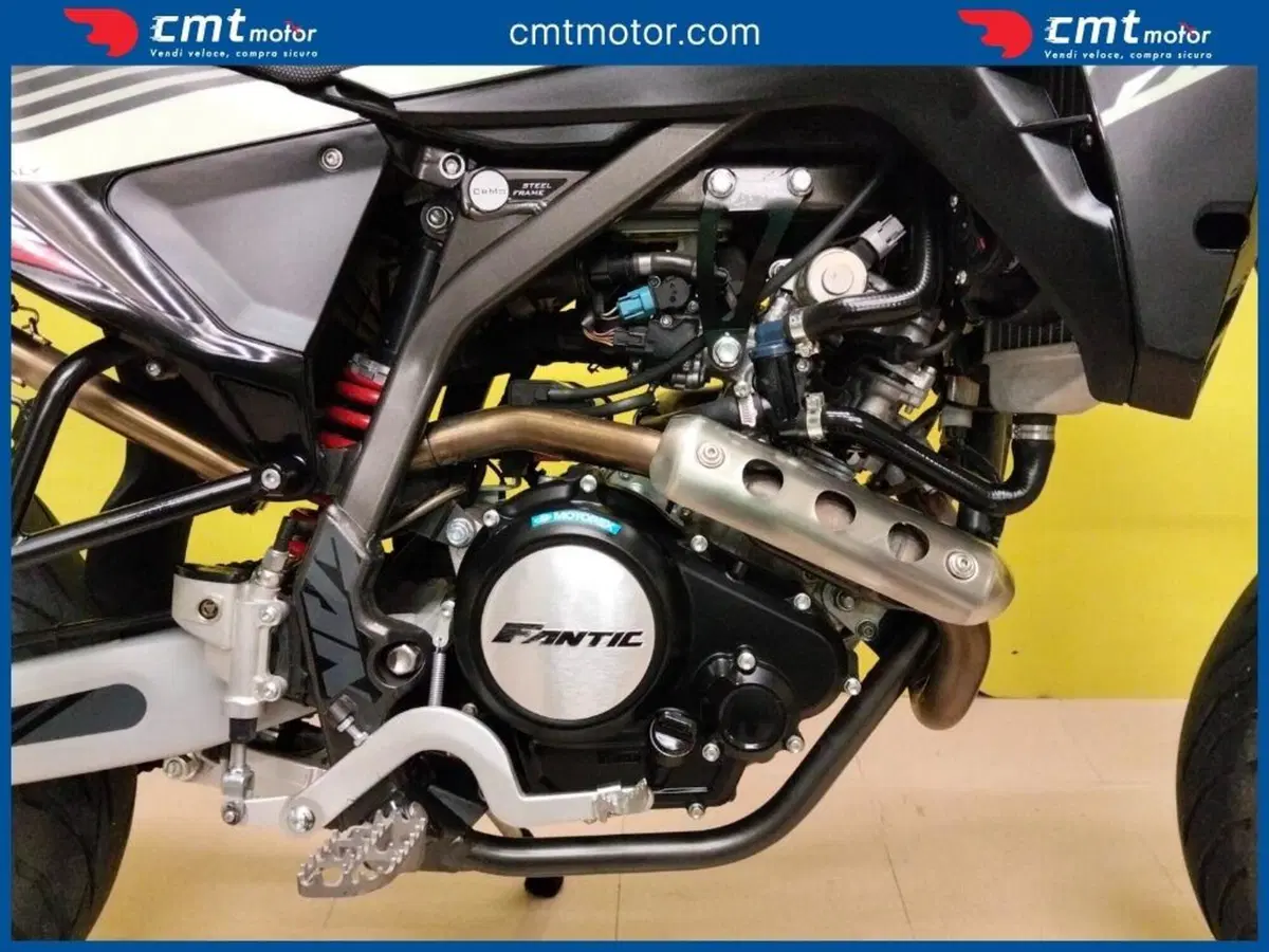 Fantic Motor XMF 125 Motard Performance 4T (2023 - 24) (8)