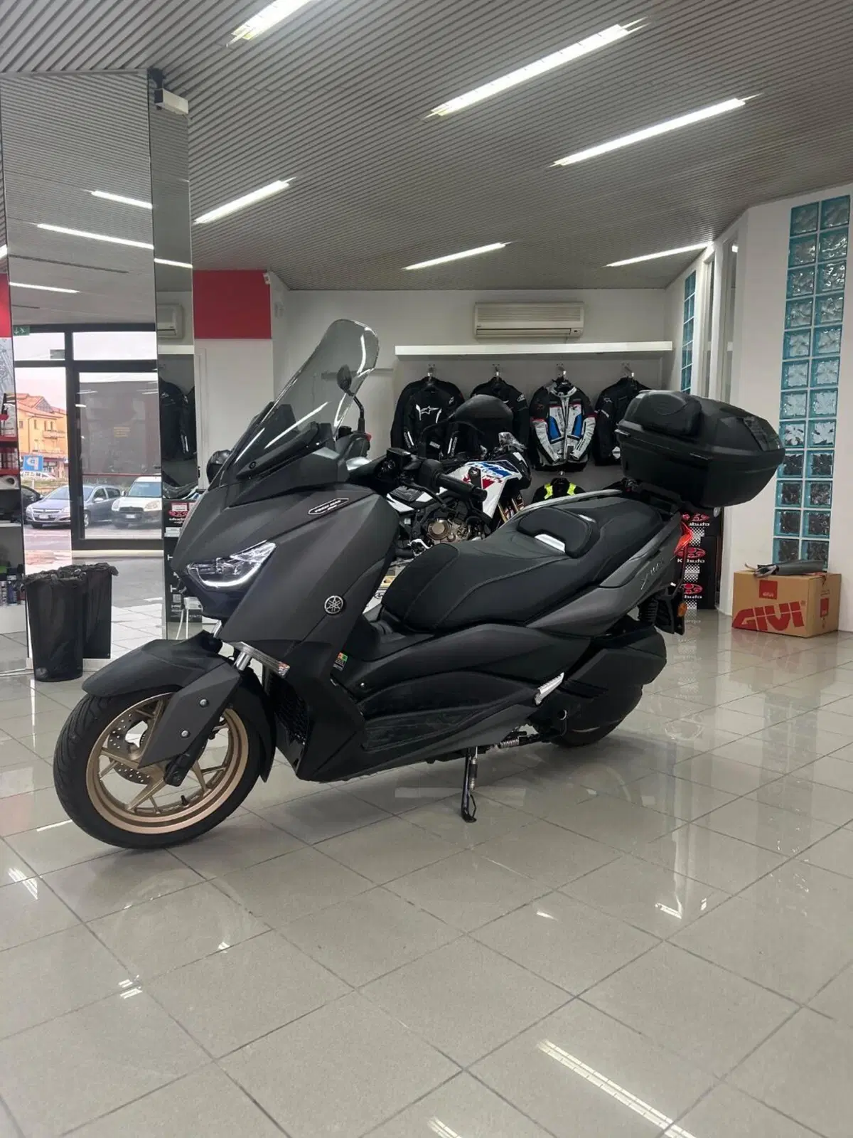 Yamaha X-Max 300 Tech Max (2021 - 24) (2)