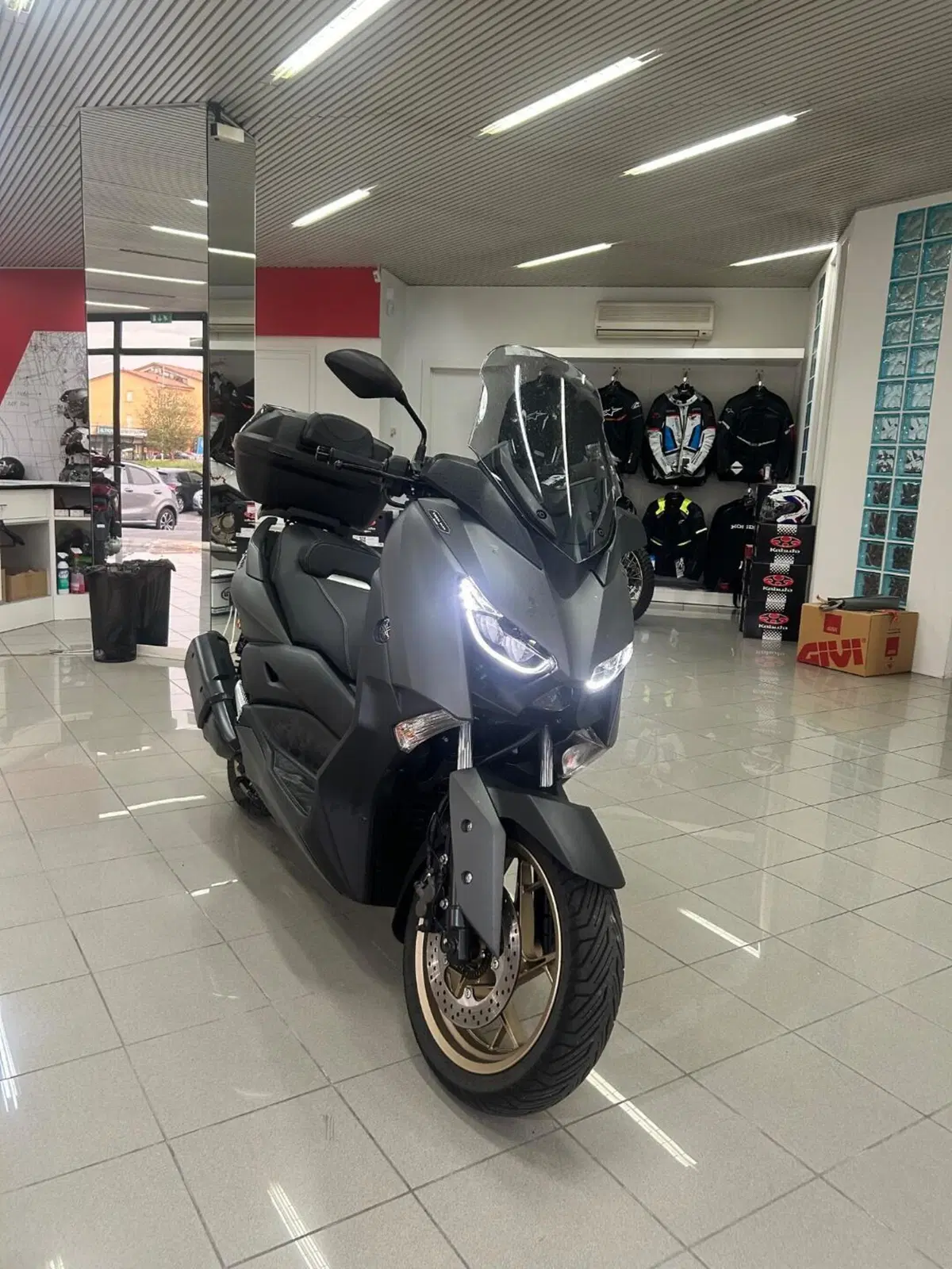 Yamaha X-Max 300 Tech Max (2021 - 24) (4)