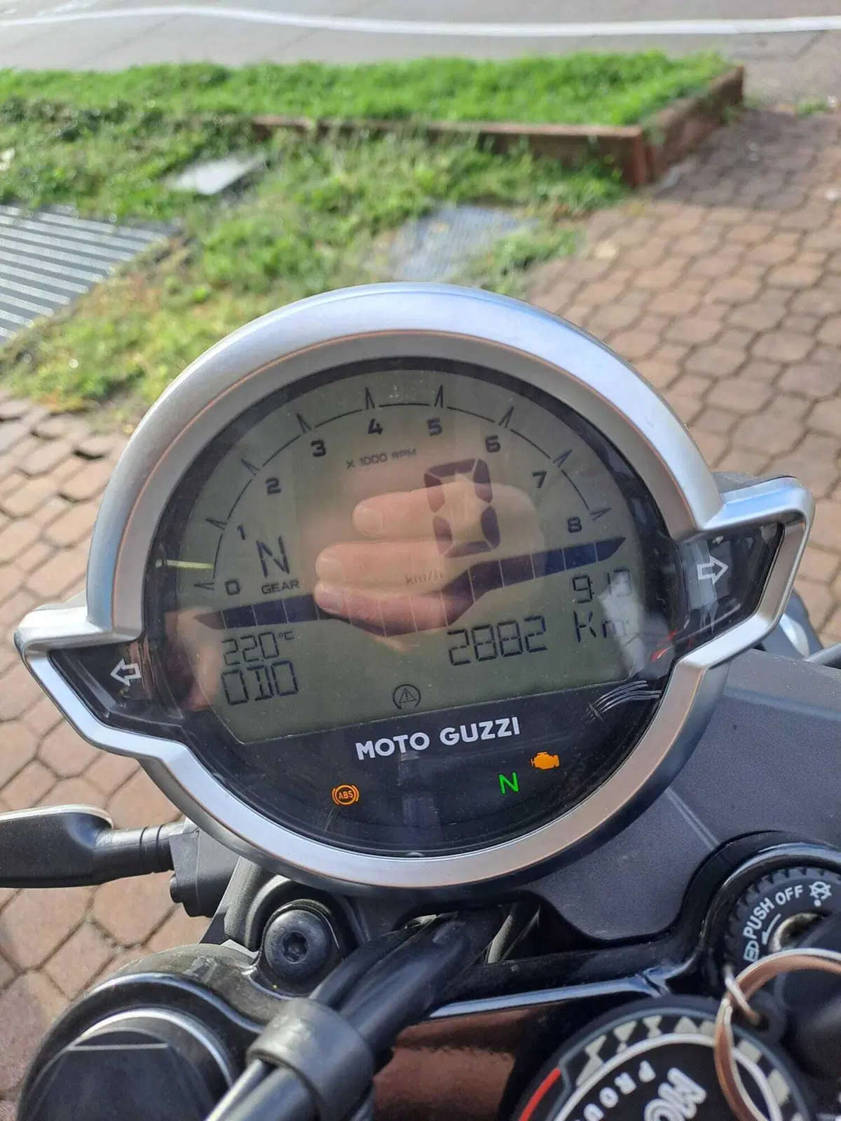 Moto Guzzi V7 Stone (2021 - 24) (2)