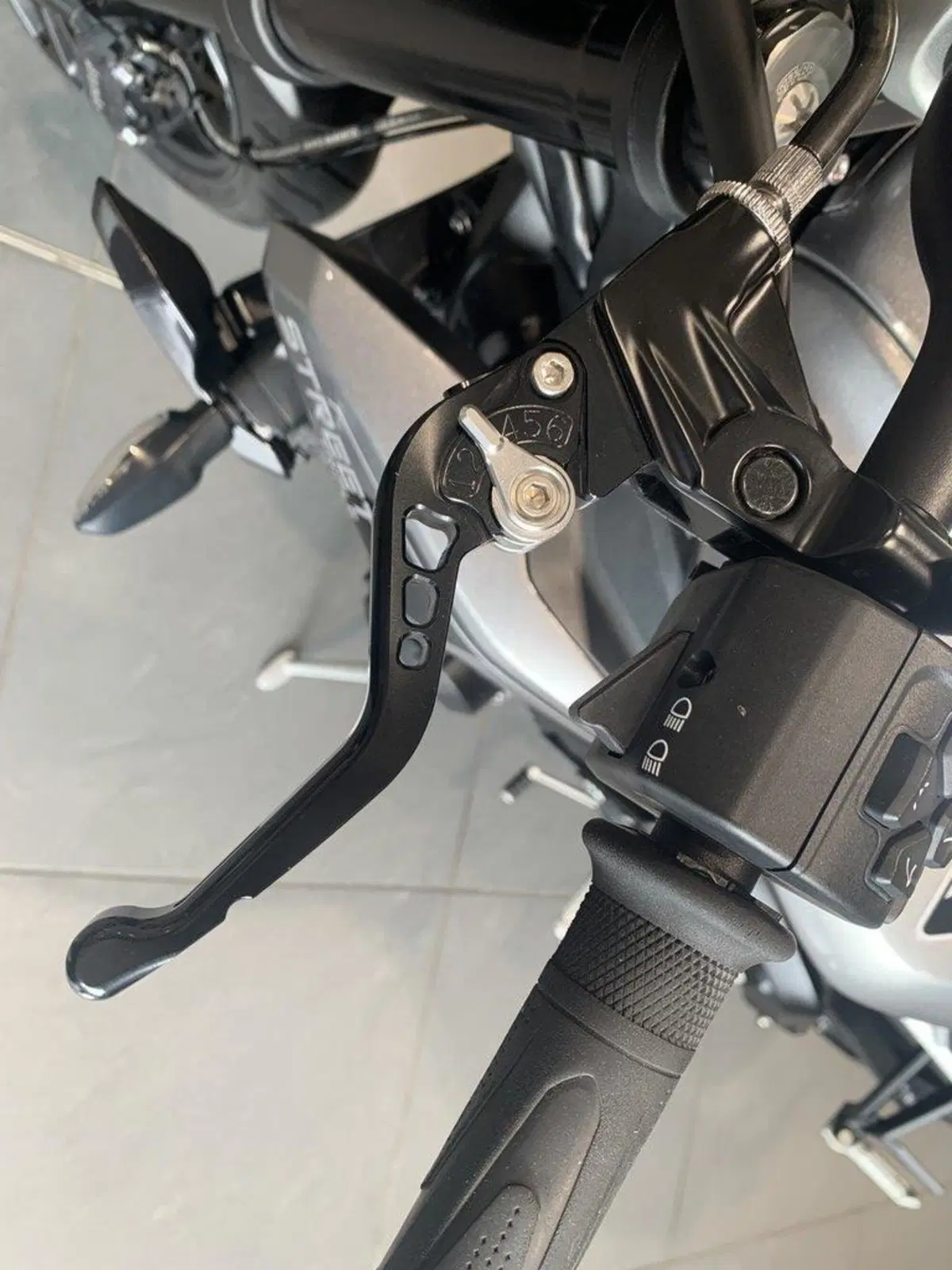 Triumph Street Triple 765 R (2023 - 26) (11)