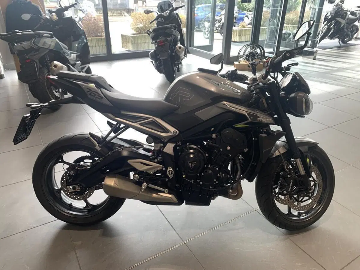 Triumph Street Triple 765 R (2023 - 26) (2)