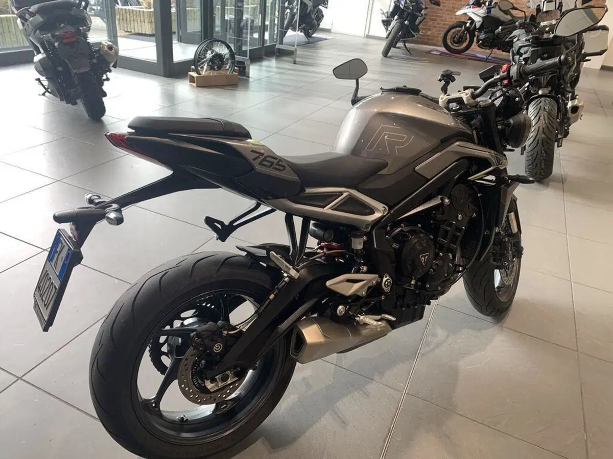 Triumph Street Triple 765 R (2023 - 26) (3)
